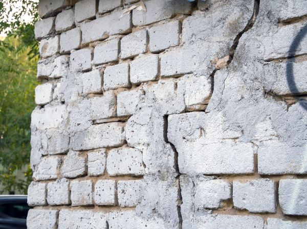 Cracked Brick Wall Repair in Lees Summit